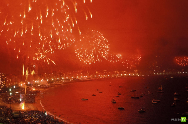 Пляж Копакабана - самый известный пляж в мире (21 фото) Пляж Копакабана - самый известный пляж в мире (21 фото)