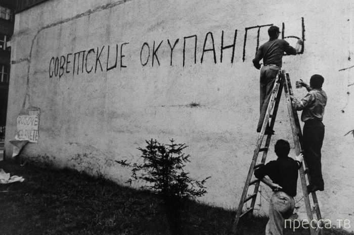 45 лет со дня вторжения в Чехословакию советских войск (58 фото)
