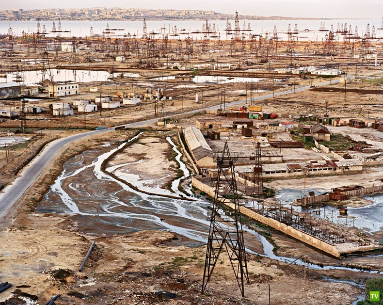     Edward Burtynsky (15 )