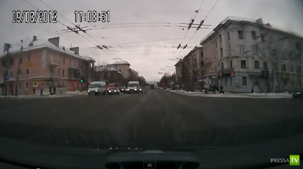 В Мурманске дорогу переходят на красный...