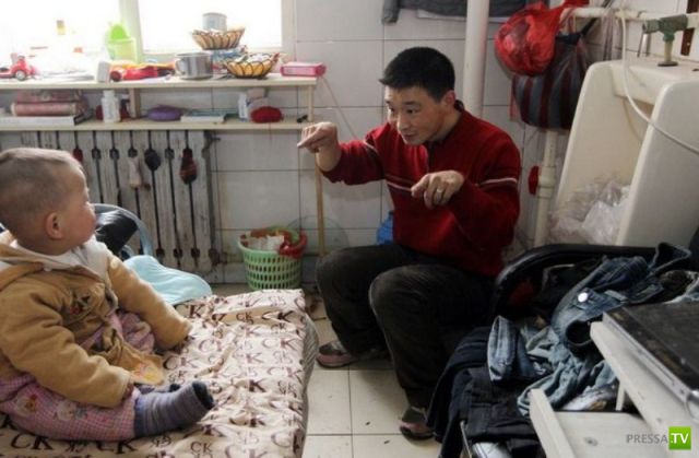 Китайская семья живет в заброшенном туалете (9 фото)