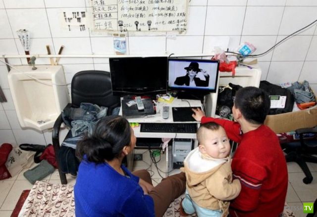 Китайская семья живет в заброшенном туалете (9 фото)