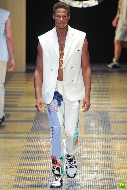    . Milan Fashion Week | Versace S/S 2013 ... (28 )