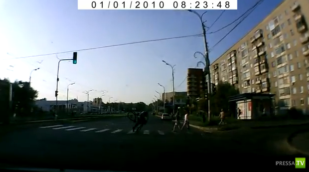 Велосипедист упал не переходе...