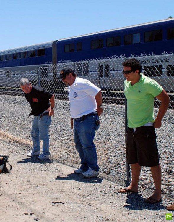 В Калифорнии показывают голые задницы проезжающим поездам (13 фото) В Калифорнии показывают голые задницы проезжающим поездам (13 фото)