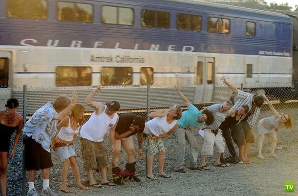В Калифорнии показывают голые задницы проезжающим поездам (13 фото) В Калифорнии показывают голые задницы проезжающим поездам (13 фото)