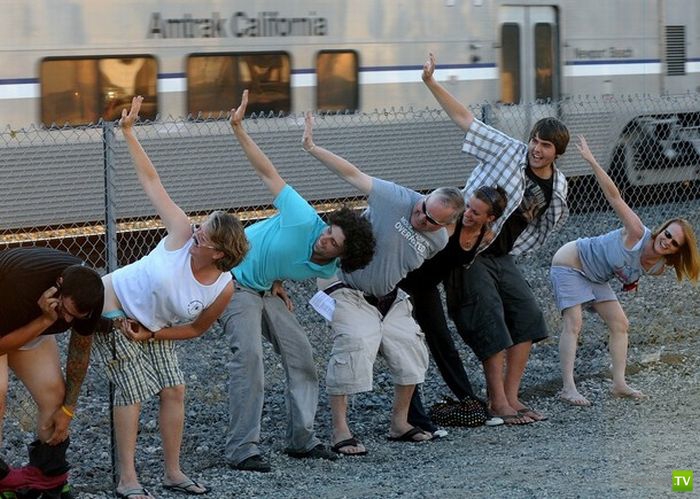 В Калифорнии показывают голые задницы проезжающим поездам (13 фото) В Калифорнии показывают голые задницы проезжающим поездам (13 фото)