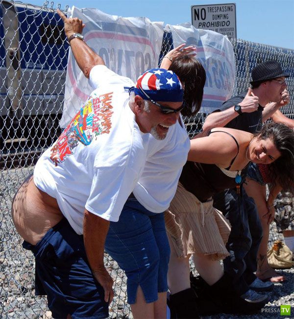 В Калифорнии показывают голые задницы проезжающим поездам (13 фото) В Калифорнии показывают голые задницы проезжающим поездам (13 фото)