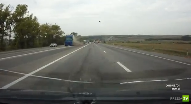 У фуры взорвалось колесо...