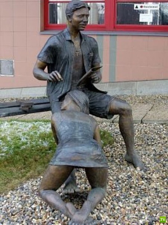 Скандальная "Лавочка порока" в Праге (4 фото) Скандальная "Лавочка порока" в Праге (4 фото)