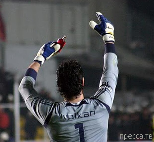 Что фанаты бросают на футбольное поле (8 фото) Что фанаты бросают на футбольное поле (8 фото)