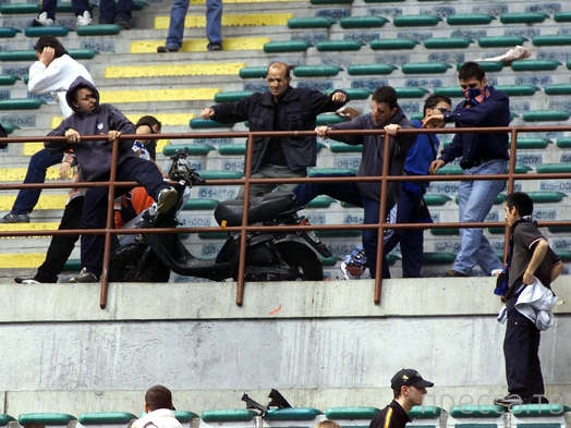 Что фанаты бросают на футбольное поле (8 фото) Что фанаты бросают на футбольное поле (8 фото)