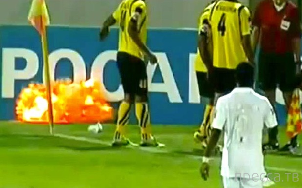 Что фанаты бросают на футбольное поле (8 фото) Что фанаты бросают на футбольное поле (8 фото)