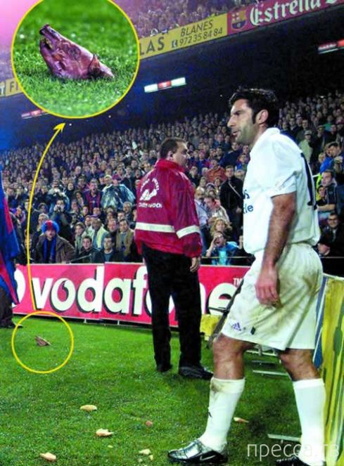 Что фанаты бросают на футбольное поле (8 фото) Что фанаты бросают на футбольное поле (8 фото)