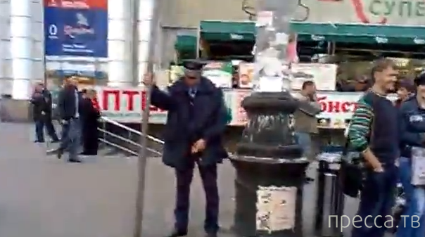 Пьяный мент справляет нужду в центре города... Днепропетровск