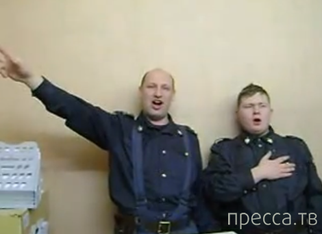 Пьяные полицейские поют гимн России...