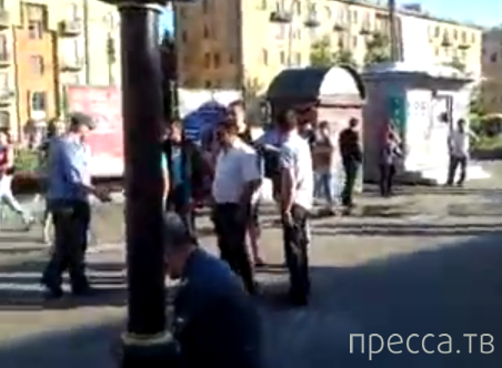 Полиция усмиряет буйных граждан, торгующих абрикосами... метро Ломоносовская, Санкт-Петербург