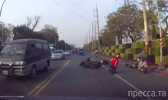 Лобовое столкновение двух мотоциклистов... Китайское ДТП