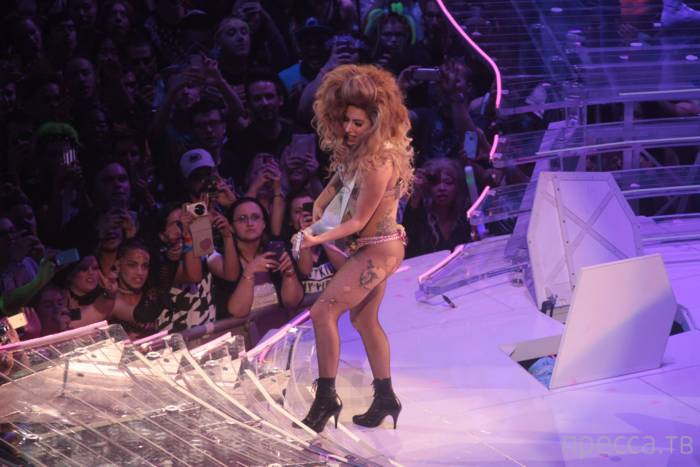 Леди Гага на концерте сверкнула голой грудью (16 фото)