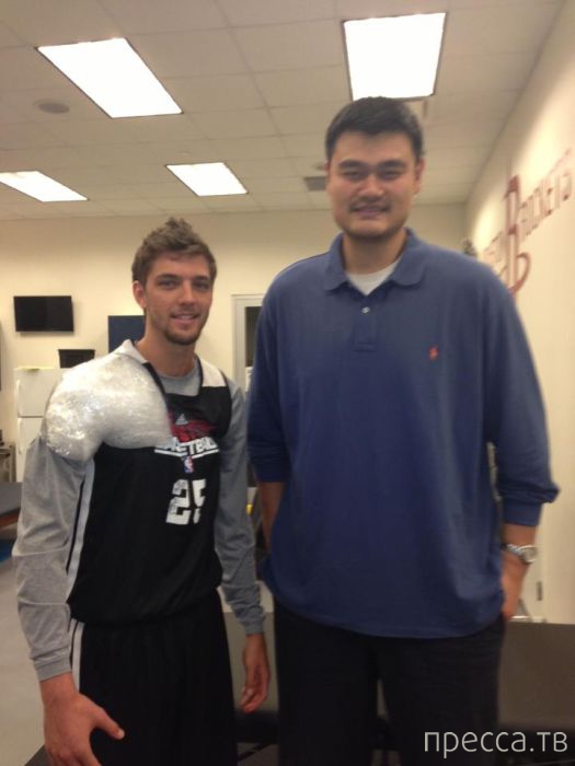 Яо Мин - самый высокий баскетболист в мире (47 фото) Яо Мин - самый высокий баскетболист в мире (47 фото)