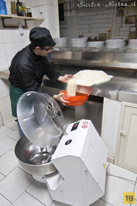 Как делают настоящую сицилийскую пиццу (15 фото)