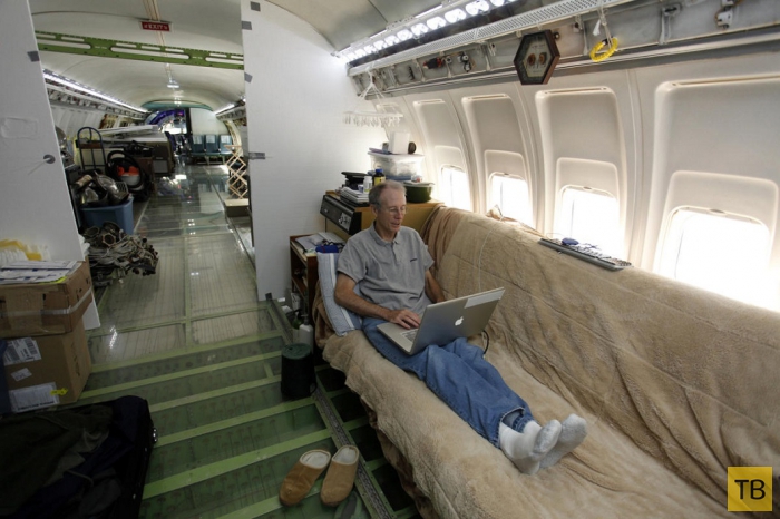 Американский пенсионер построил себе дом  из самолета "Boeing-727" (10 фото)