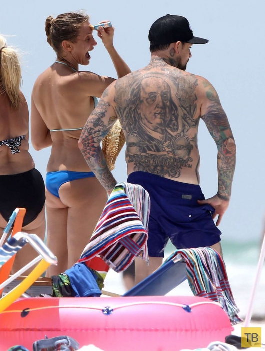 Кэмерон Диаз в синем бикини на пляже Флориды (11 фото)