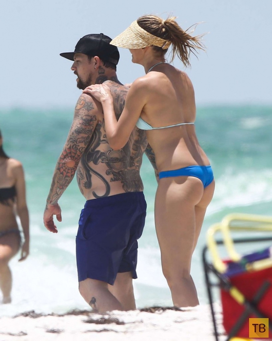 Кэмерон Диаз в синем бикини на пляже Флориды (11 фото)