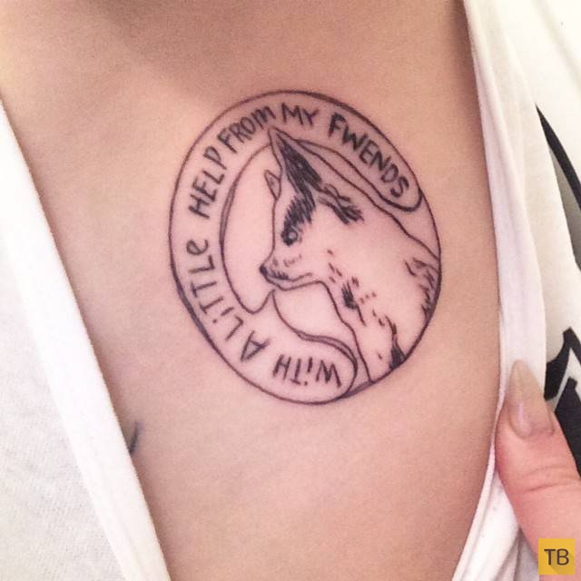 Майли Сайрус и ее друзья сделали тату в честь ее умершего пса (8 фото)