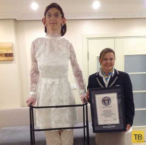 11-классница из Турции стала самой высокой девушкой на планете (4 фото)