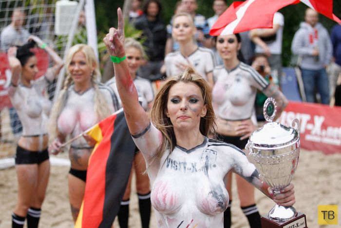 Девушки из Германии сыграли в футбол топлес (21 фото)