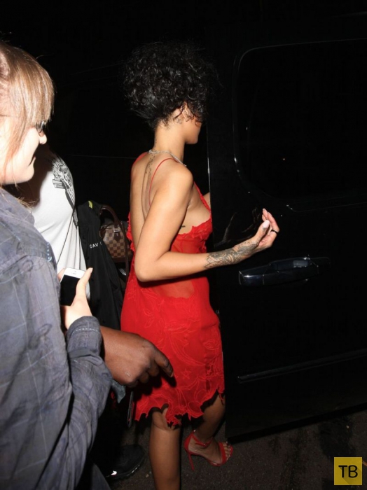 Рианна уходит с вечеринки в прозрачной красной ночнушке (9 фото)