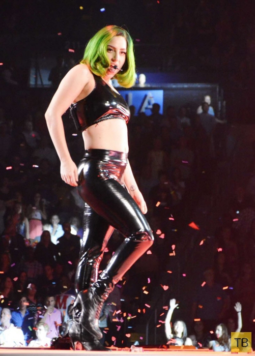 Леди Гага выступает на ArtRave (16 фото)