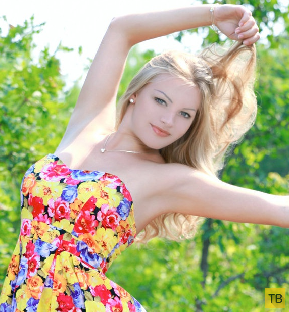 Красивая блондинка на лесной полянке... (15 фото)