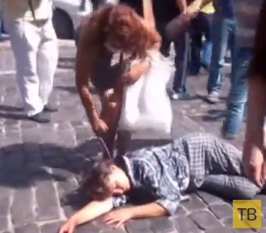 Активисты Майдана сорвали украшения с потерявшей сознание женщины