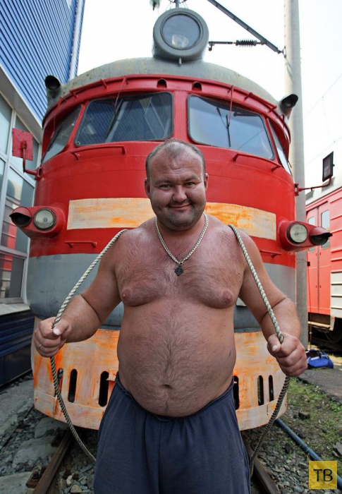 Спортсмен Иван Савкин сдвинул с места электропоезд весом 120 тонн (14 фото)