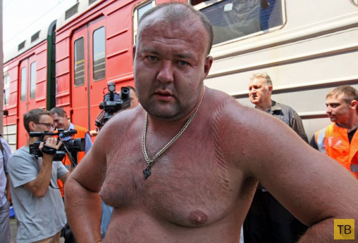 Спортсмен Иван Савкин сдвинул с места электропоезд весом 120 тонн (14 фото)