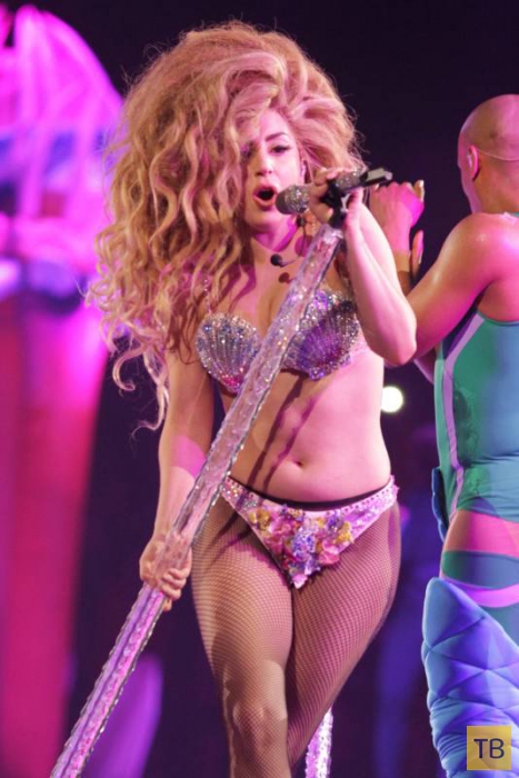 Леди Гага поделилась «сэлфи» с больничной койки (14 фото)