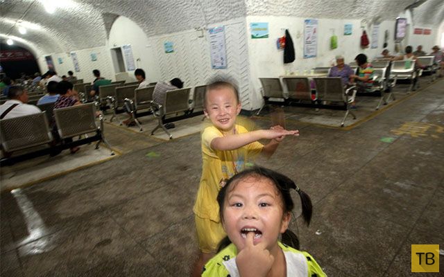 Китайцы спасаются от жары в бомбоубежище (10 фото)