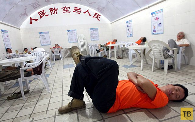 Китайцы спасаются от жары в бомбоубежище (10 фото)