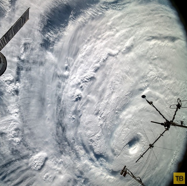 Космонавт постит фотографии прямо с орбиты (17 фото)