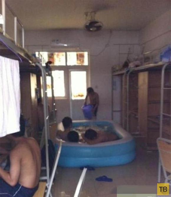 Как китайские студенты спасаются в общагах от жары (11 фото)