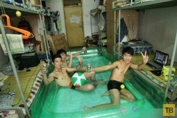 Как китайские студенты спасаются в общагах от жары (11 фото)