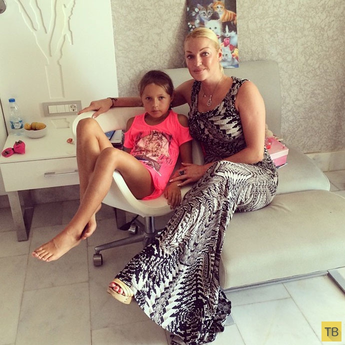 Анастасия Волочкова и ее 8-летняя дочь дают концерты в отелях Турции (22 фото)