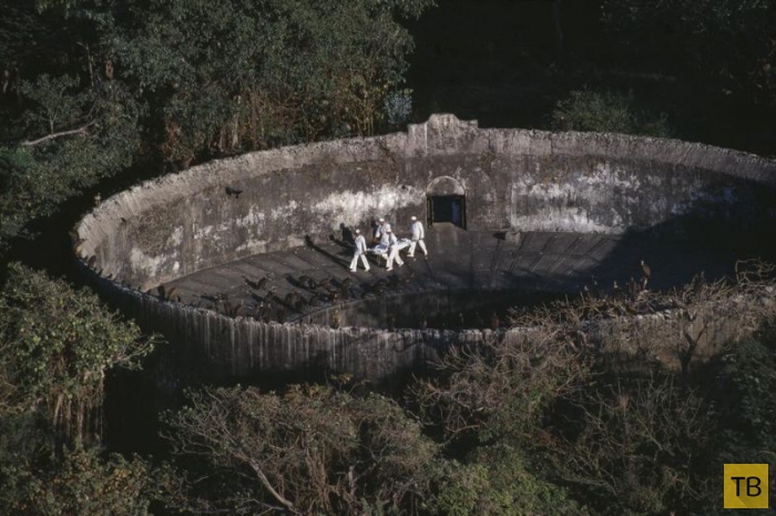 Башни Тишины - кладбища зороастрийцев под открытым небом (4 фото)