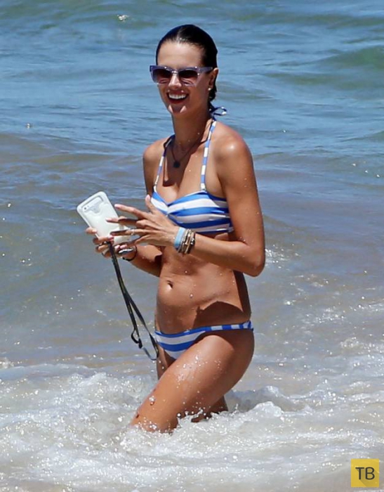 «Ангел» Victoria’s Secret на пляже оценила свой вид сзади (19 фото)