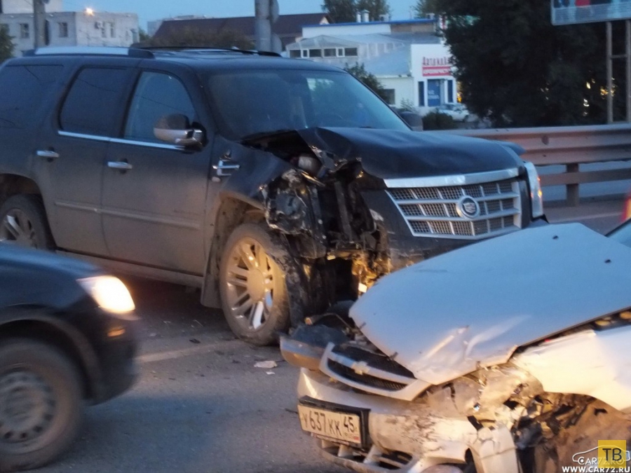 Пьяный водитель "Кадиллак" столкнулся с четырьмя автомобилями... ДТП на Пермяковском мосту, г. Тюмень