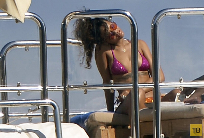 Рианна отдыхает  на острове Понца (11 фото)