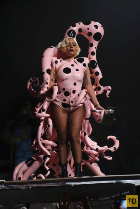 Леди Гага еле помещается в сценические костюмы (7 фото)