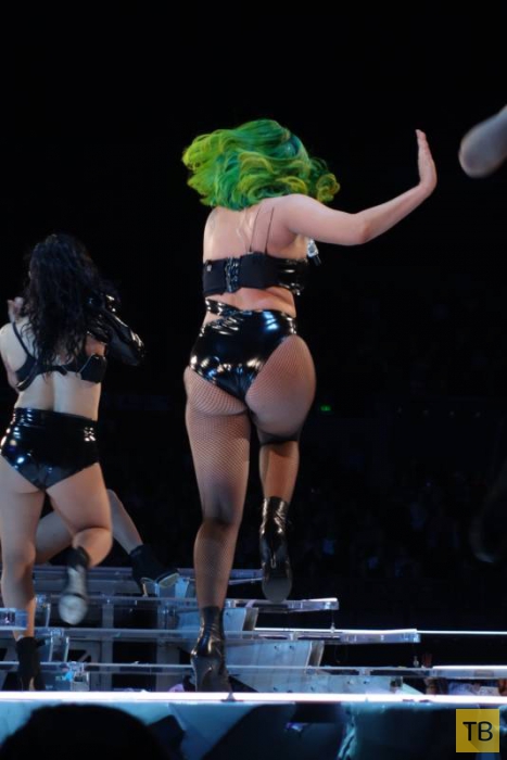 Леди Гага еле помещается в сценические костюмы (7 фото)